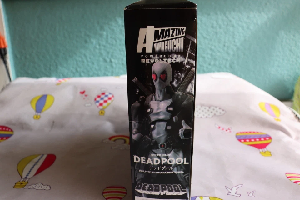 Figura de acción Mezco One: 12 Collective Marvel X-Force Deadpool Foto 3 de 4