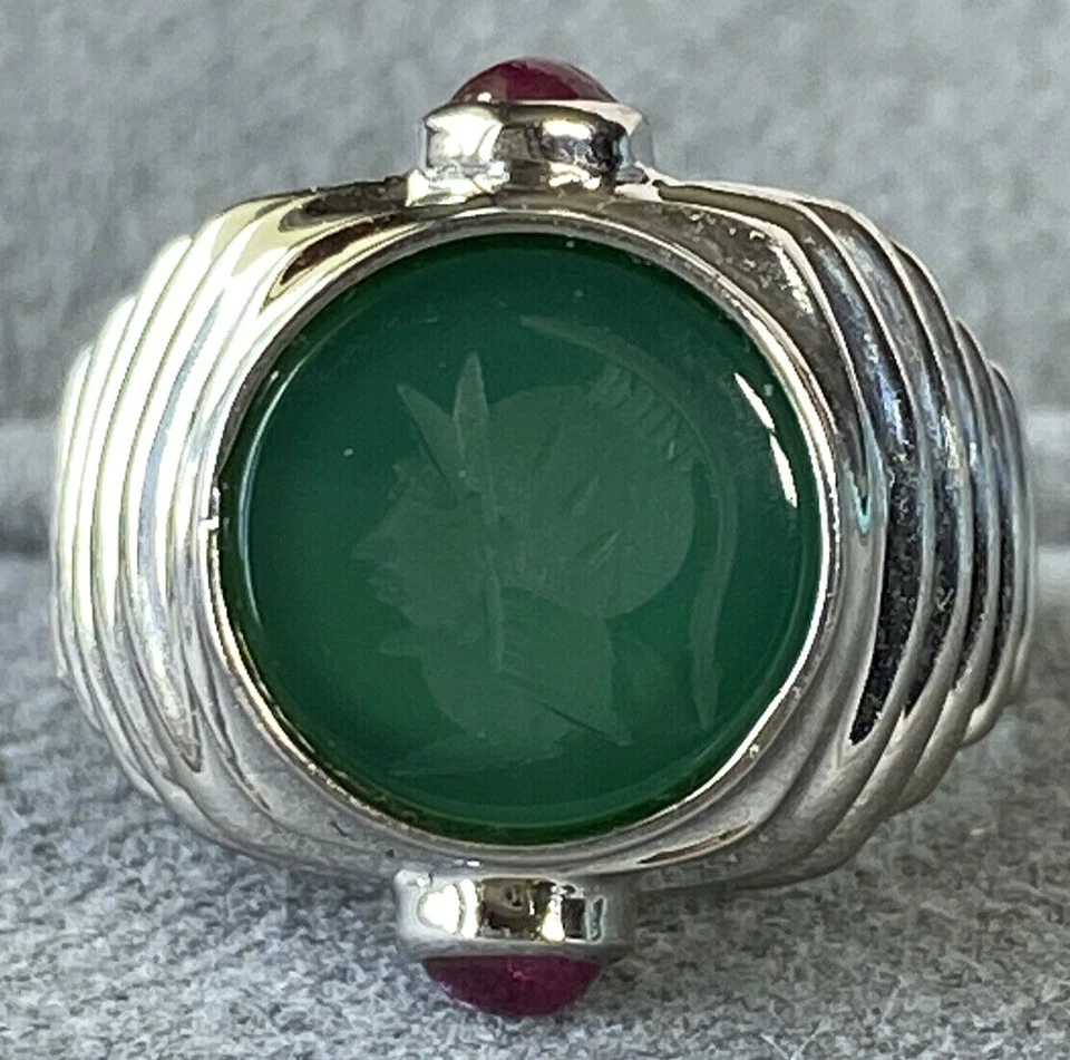 Anillo de cóctel con acabado de cabujón de rubí intaglio calcedonia verde oro blanco de 18 quilates 4,5 Foto 4 de 4