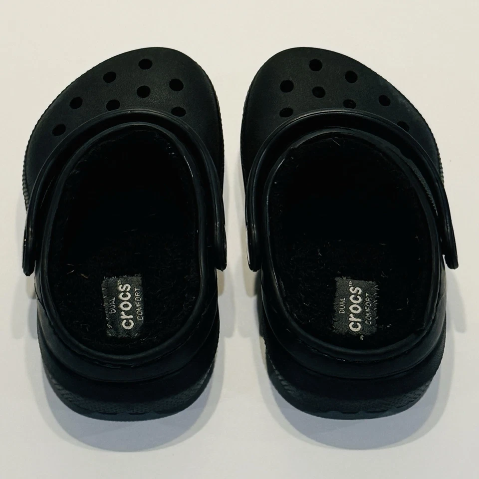 Zuecos Crocs Dual Comfort negros forrados de invierno para niños pequeños talla 7 C8 zapatos sin cordones Foto 4 de 4