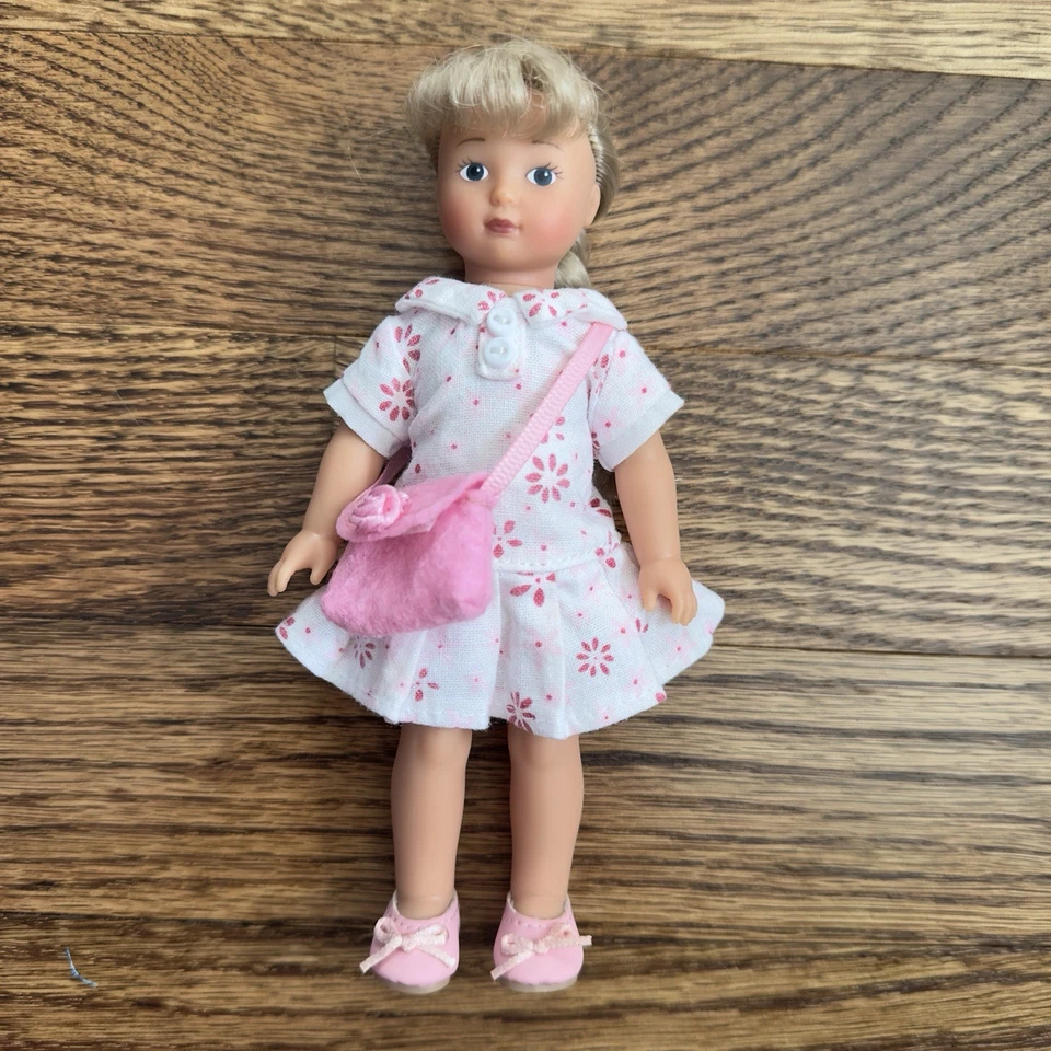 Коллекционная кукла GOTZ Pottery Barn Kids Mini Ashleigh на День святого Валентина 6 дюймов - Изображение 2 из 4