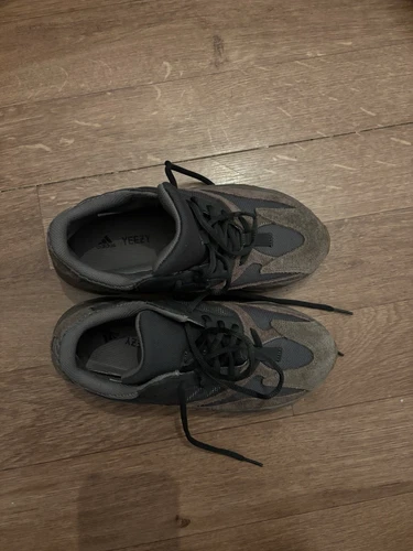 Adidas Yeezy Boost 700