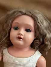 Puppe alt mit schönem Gesicht und vernieteten Gelenken