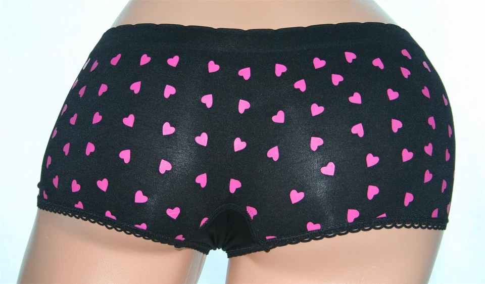 Pantalón corto negro para niño con corazones rosa oscuro por todas partes y bucles en bandas para las piernas talla L Foto 2 de 2