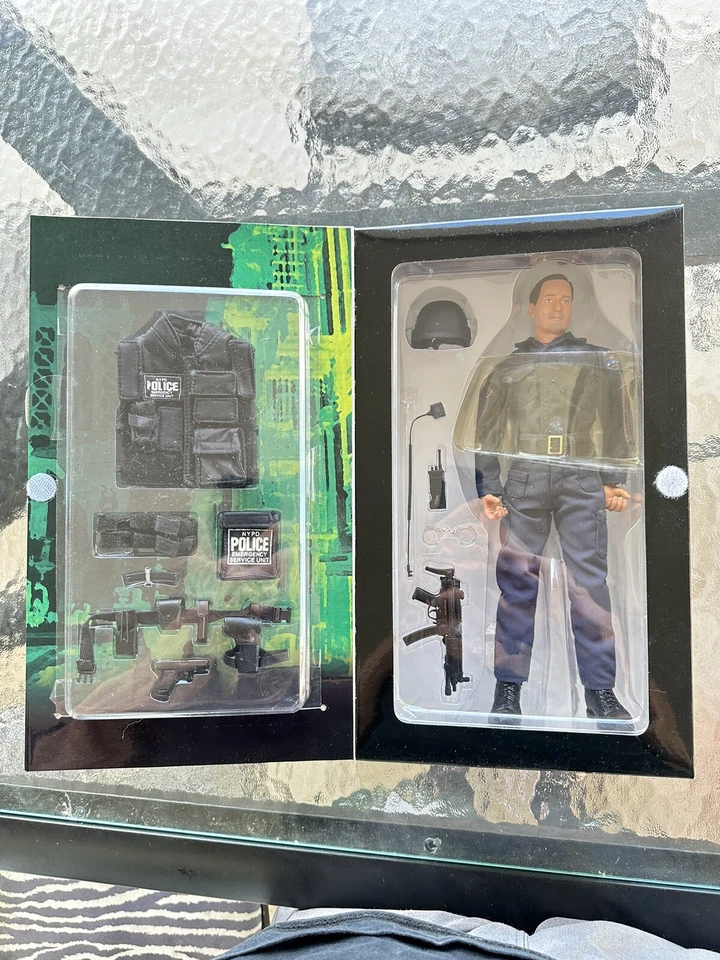 Dragon "Bill Smith" NYPD Emergency Service Unit Full Gear 12" Action Figure NEW - Image 2 of 4