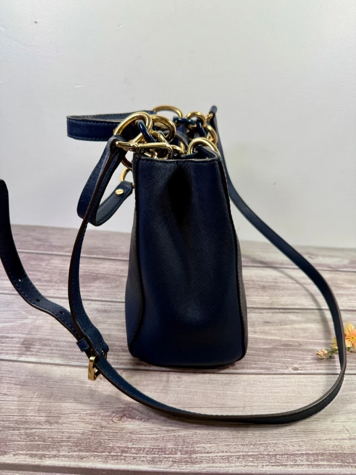 Bolso Bandolera Michael Kors Cynthia Saffiano Cuero Azul con Mango de Cadena Foto 3 de 4