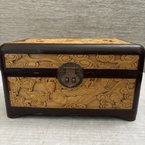Scatola in legno con cerniera intagliata a mano canfora 9" sculture asiatiche chiusura ottone vintage LEGGI! - Foto 3 di 16