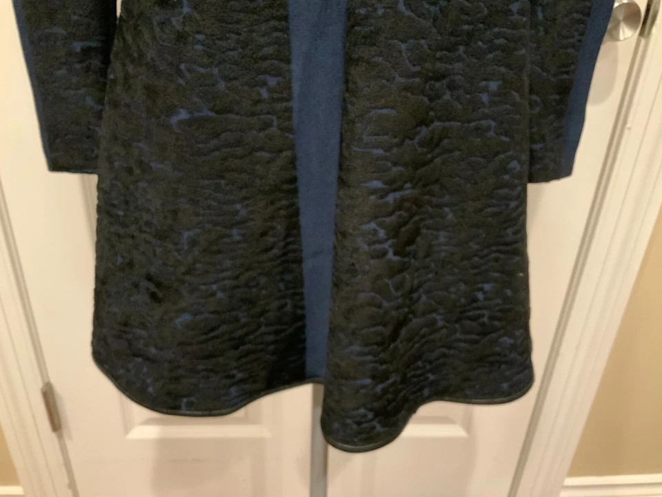 Vestido ajustado y acampanado ISSA azul oscuro de terciopelo con textura estampado, talla pequeña Foto 3 de 4