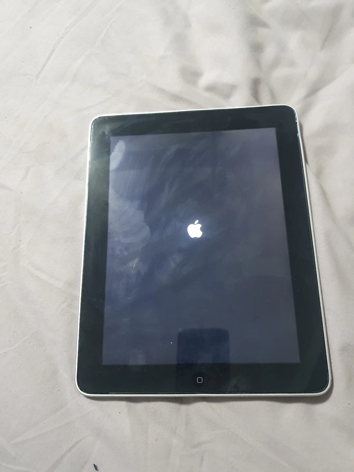 Apple iPad (1st Generation) 16GB, WiFi, 9.7 inch Tablet - Grey - Image 2 of 4