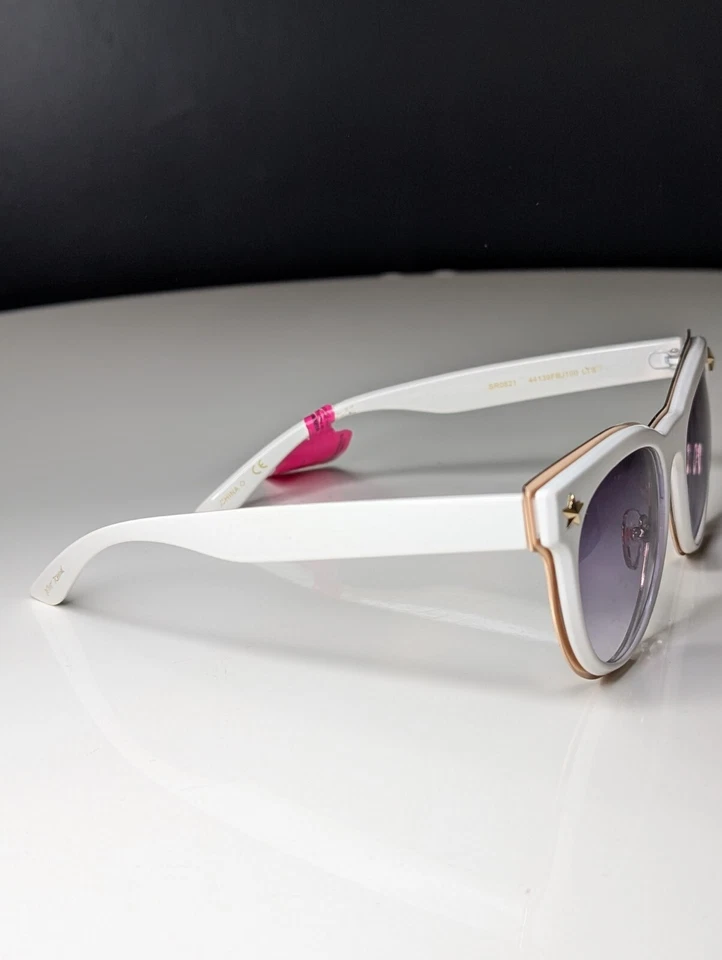Gafas de sol Betsey Johnson Statement blancas sobre doradas con monturas de estrellas rosa corazón Foto 3 de 4