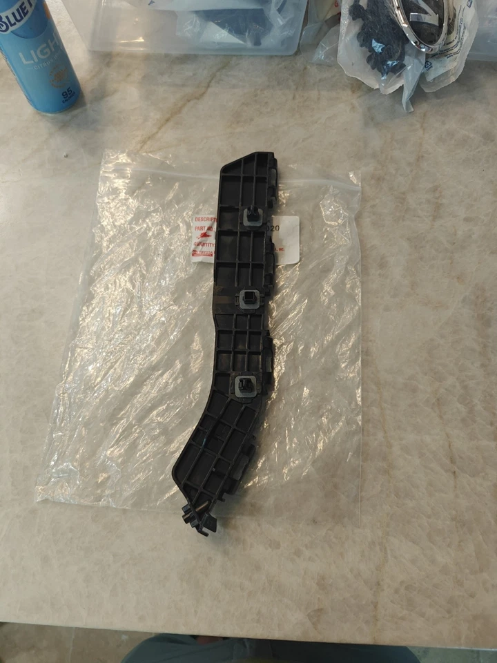 Retenedor de parachoques trasero genuino OEM Toyota Lexus 52576-0E020 2010-2015 Rx350 Rx450h Foto 3 de 4