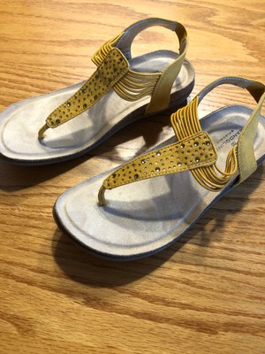 bandolino b flexible sandals