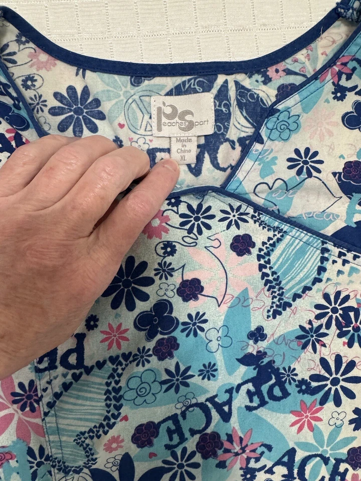 Blusa Médica Deportiva Peaches Azul Peace Love Patrón Temático Mariposa 2 Bolsillos XL Foto 3 de 4