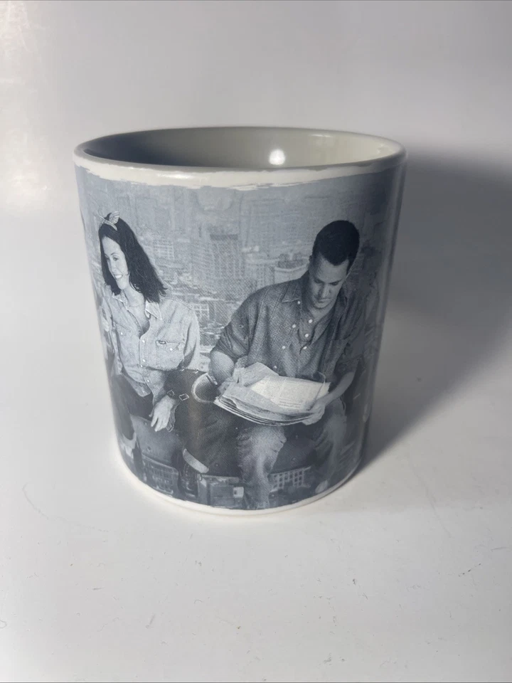 Friends The TV Series Grande 20 oz. Taza de café blanca y negra de cerámica coleccionable Foto 2 de 4