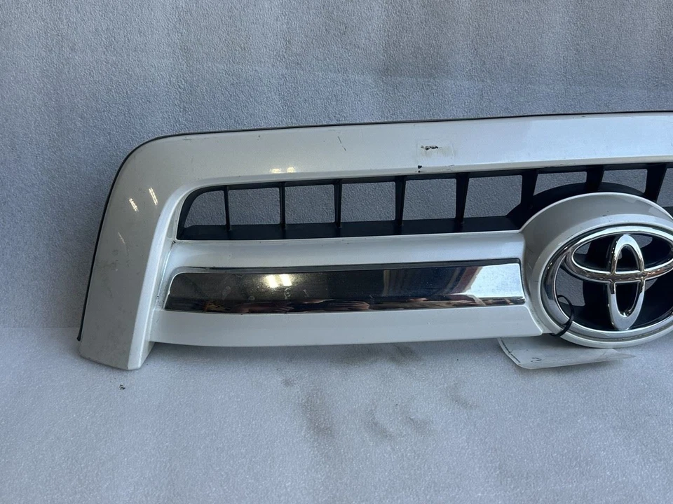 2005 TOYOTA SEQUOIA LIMITED UPPER GRILLE WHITE 071 Foto 3 de 4