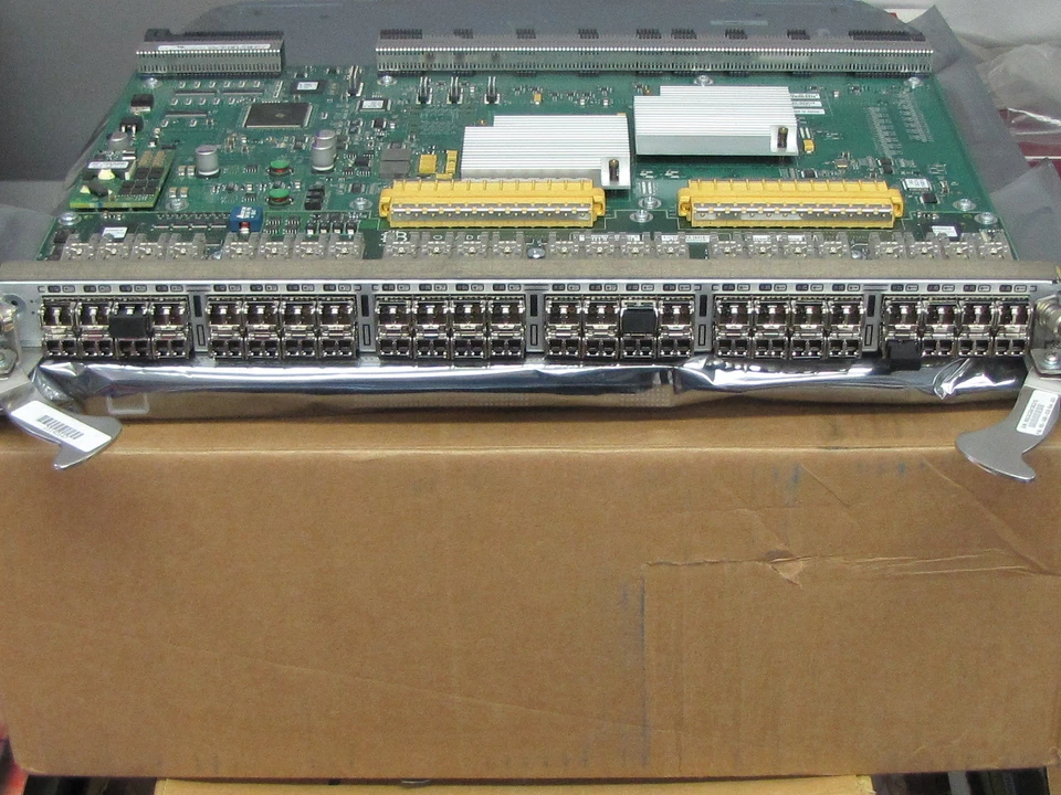 Brocade FC4-48 48 Port 4Gb BR-48000-0148, 40-0300165-07 105-000-028 & 48 SFP's - Image 2 of 4