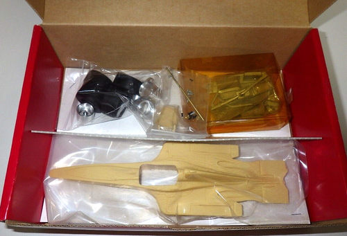 Studio 27 Ferrari F300 BS TEST in SUZUKA 1998 1/20 scale resin kit unassembled - Picture 10 of 24