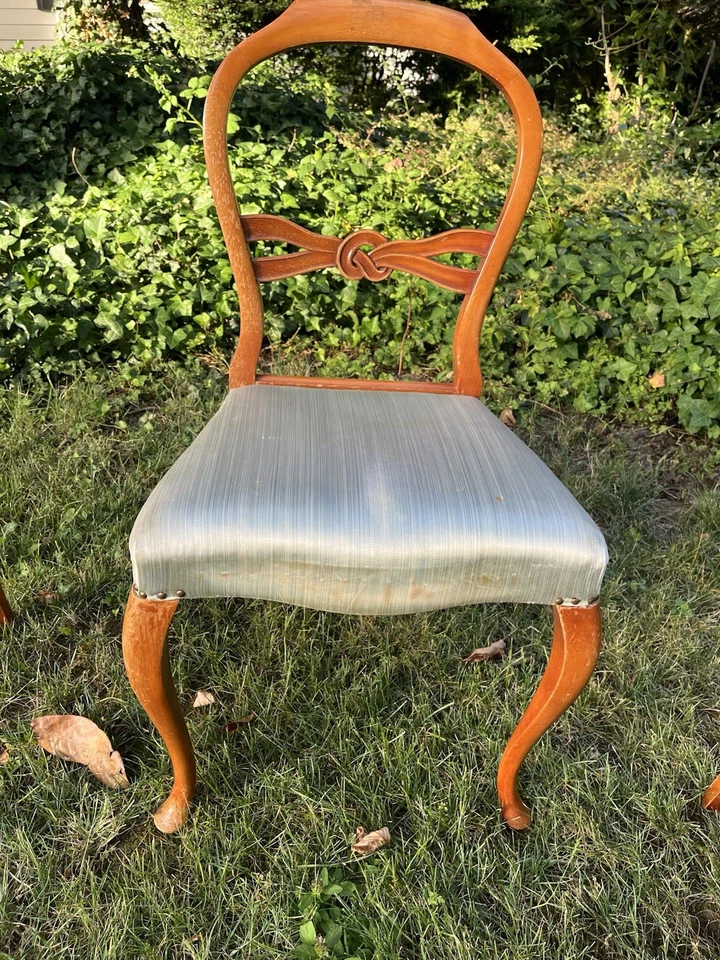 Sillas pequeñas antiguas estilo francés Foto 2 de 4