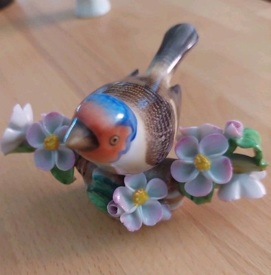 Herend Ungarn, Porzellanvogel auf blühendem Zweig