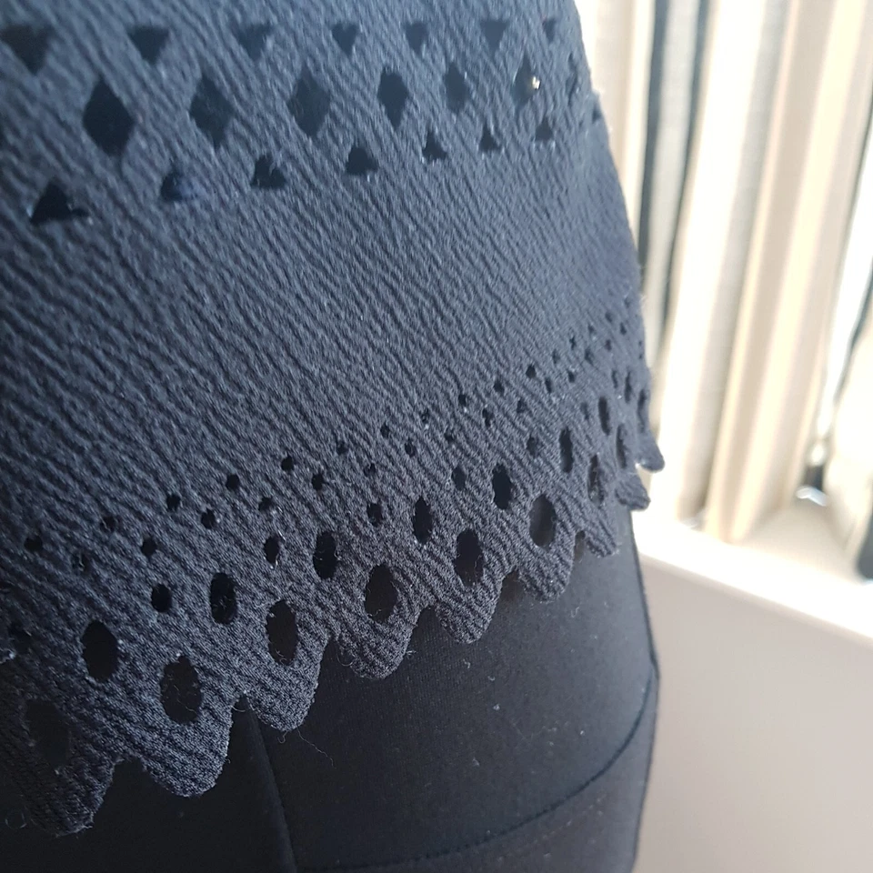 Top Quiz Talla 10 Negro Sin Mangas Con Diseño Recortado Buen Estado Usado Foto 4 de 4