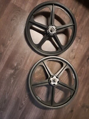 ROUES SKYWAY BRIDES EN ALLIAGE NOIR 20X1,75 POUR VOTRE GT BMX REDLINE - Photo 1/4