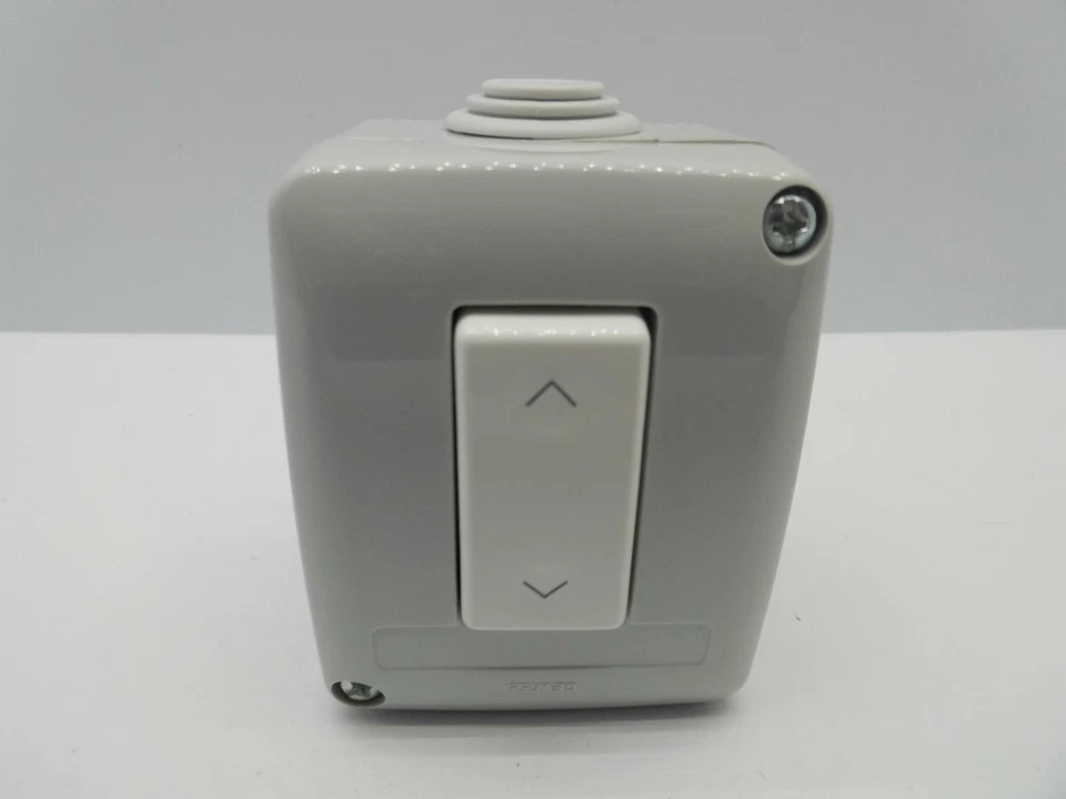 GEWISS GDS UP DOWN ROLLER SHUTTER GARAGE DOOR SWITCH 10 AMP 240 VOLT MOMENTARY - Image 2 of 4