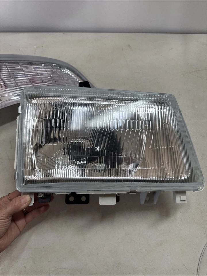 Headlight w/ Corner Lamp & Marker Light RH For Mitsubishi FUSO FE140 FE145 FE180 - Image 4 of 4