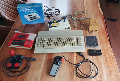 Commodore C64 mit Zubehör, Datasette - Joysticks - läuft - Guter Zustand