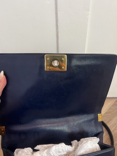 Chanel old medium navy leather boy bag with antique gold hardware - Picture 8 of 24