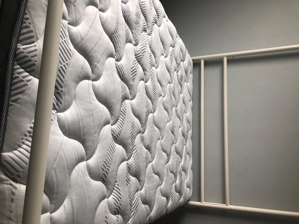 Cama con dosel de metal Mainstays, Queen, blanca viene con colchón  Foto 2 de 4