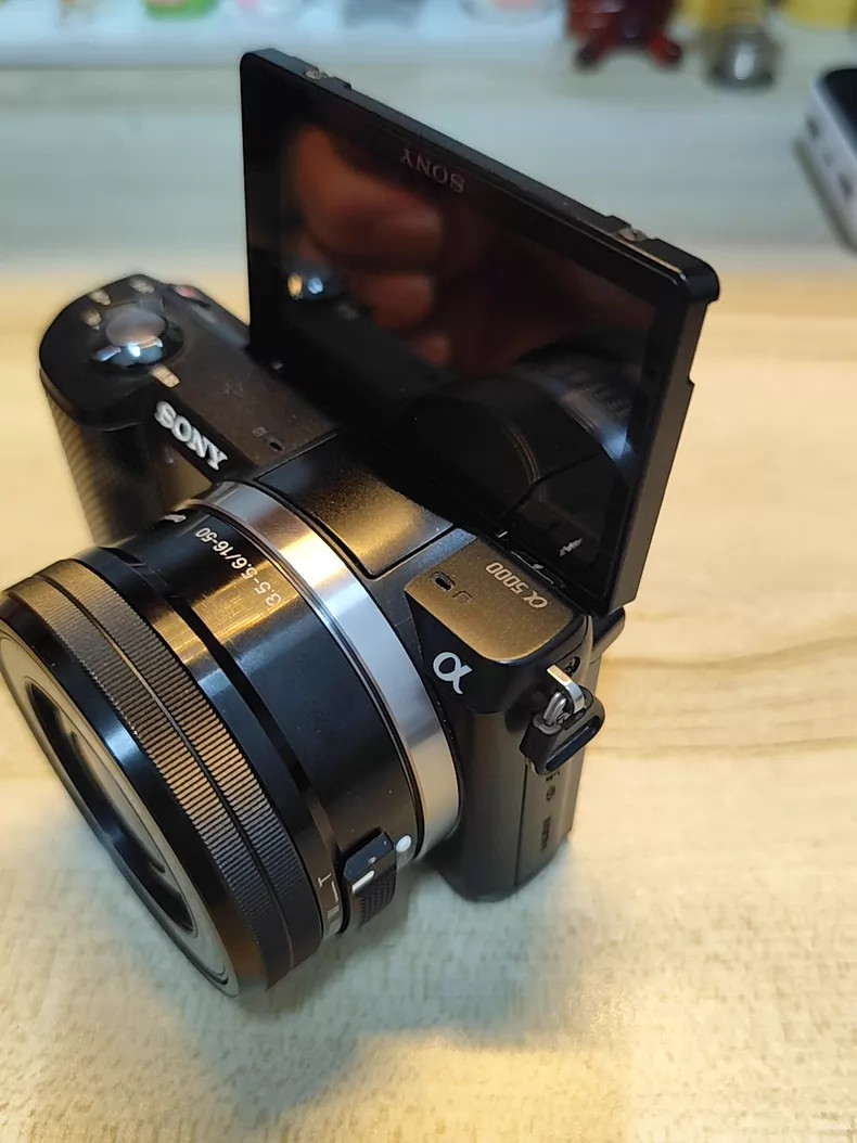 SONY α5000 Amazon.com : Sony Alpha a5000 20.1MP SLR Camera (White) : Electronics