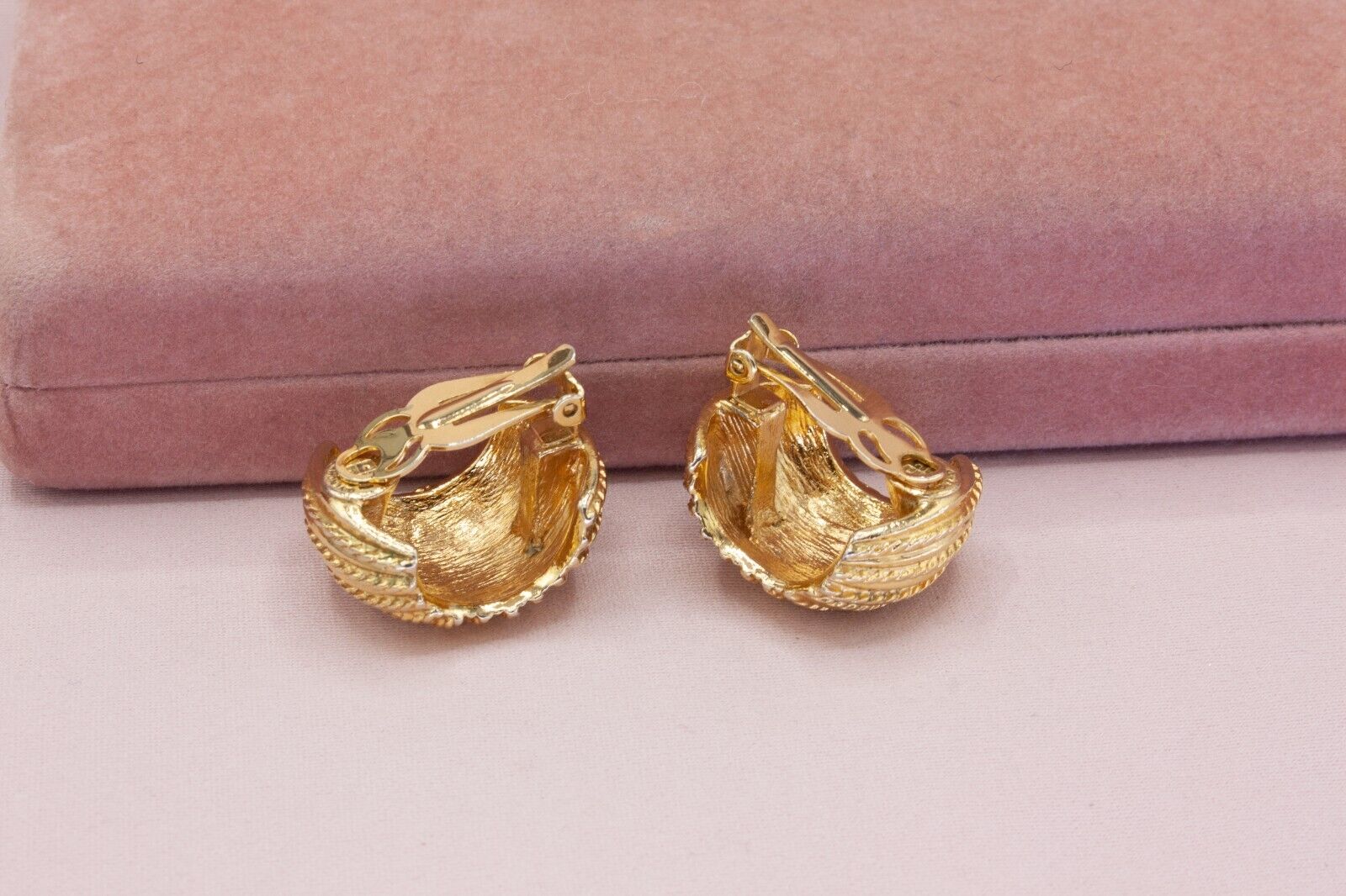 Vintage Givenchy Gold Large Ribbed STATEMENT Clip… - image 10