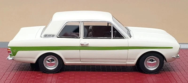Matrix 1/43 Scale MX40603-101 - 1966-70 Ford Cortina Lotus MkII - White/Green - Image 3 of 4