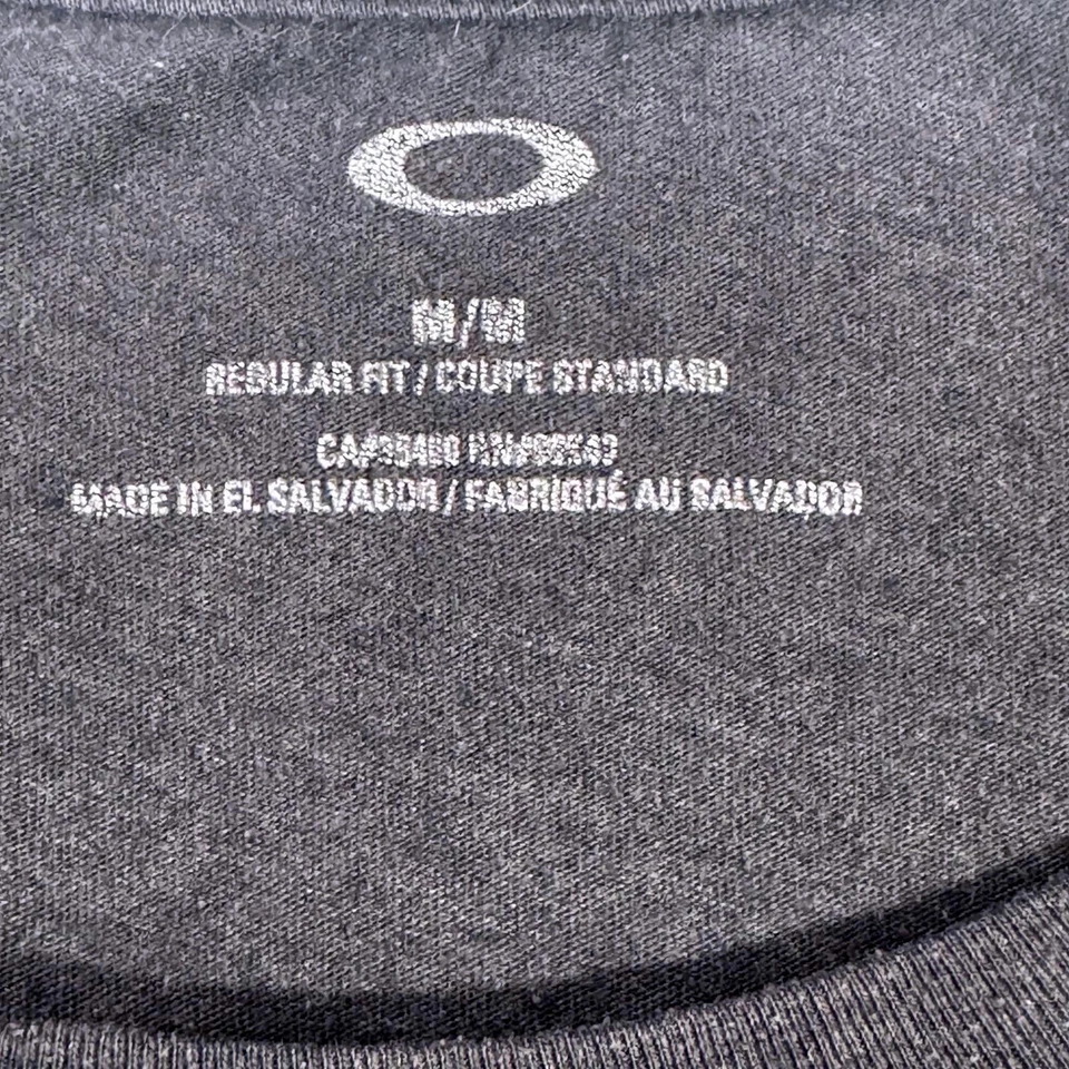 Camisa Oakley Para Hombres Mediana Negra Gris Logo Gráfico Calce Regular Informal Camiseta Y2K Foto 3 de 4