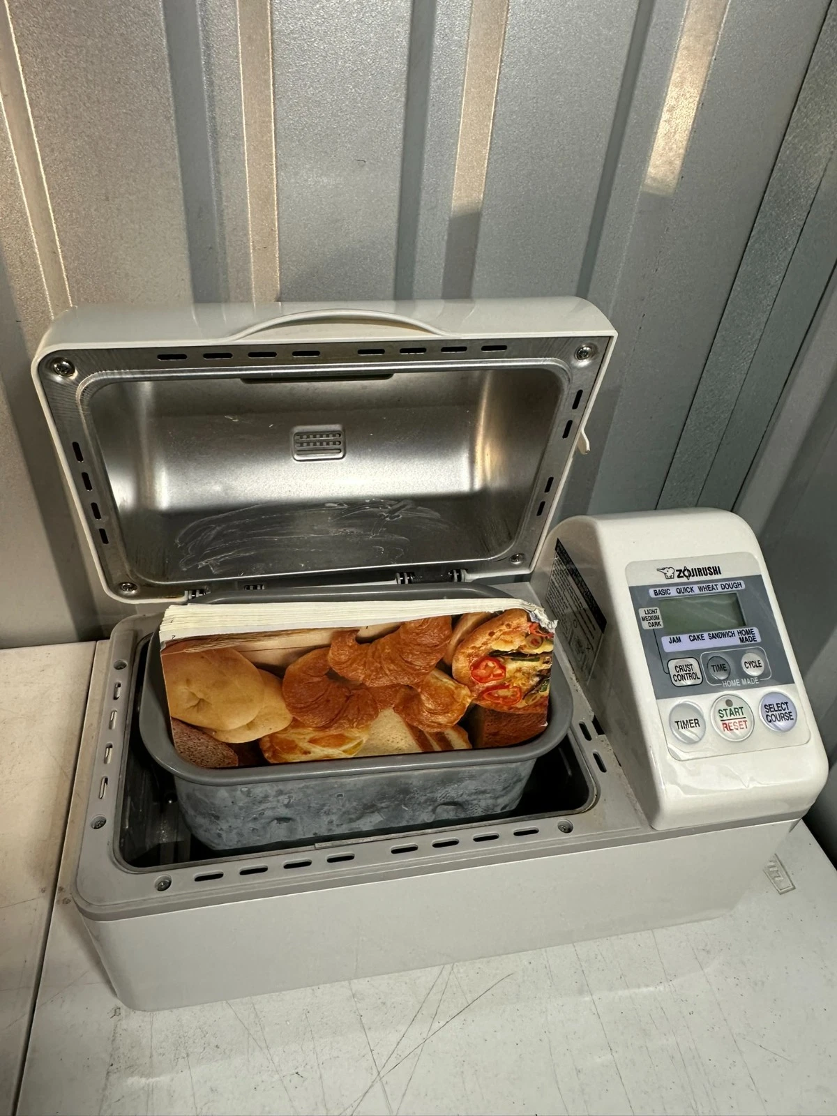 Zojirushi BBCC-V20 Automatic Bread Maker Home Bakery Traditional Manual Tested
Opens in a new window