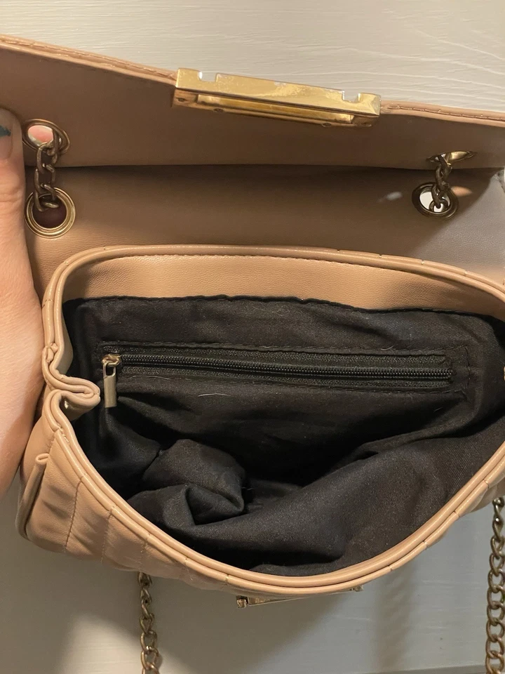 fashion nova up and down the block handbag tan faux leather with gold chain - Image 3 of 4