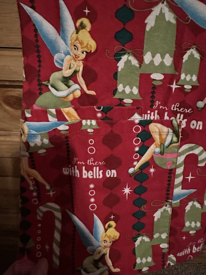 Blusa Médica Disney Tinkerbell ROJA NAVIDAD Mediana, Estoy Ahí Con Campanas En BRILLANTE Foto 3 de 4