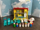 COMPLETE. Vintage Fisher Price Little People HOSPITAL #931 and Accessories