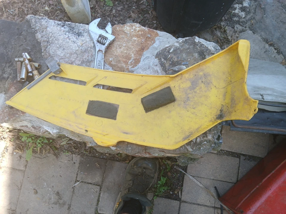 Yamaha Tri Moto YTM 225DX 1983 lado izquierdo tanque de gasolina cubierta/panel Foto 2 de 4