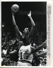 1983 Press Photo Bucks Alton Lister vs Bulls Mitchell Wiggins - net14825