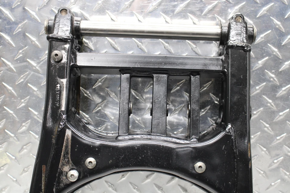 Ducati Monster 695 2008 suspensión basculante trasera con ajustadores de cadena Foto 3 de 4