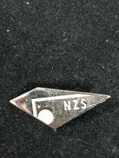 PIN NZS RARE VINTAGE METAL BADGE