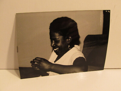 VINTAGE FOUND PHOTOGRAPH OLD B&W ART PHOTO SMILING BLACK WOMAN SIDE PROFILE PIC