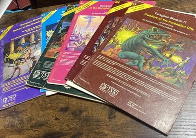 Lot of 6 Dungeons & Dragons Modules & Rule Books 1980's. A4 I1 L1 And Rule Books