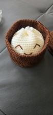 Amigurumi crochet boule blanche visage souriant brodé panier marron
