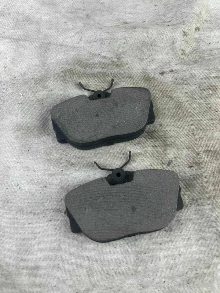 Juego de pastillas de freno de disco delanteras Wearever/Carquest MKD278 se adapta; Saab 900 1991-1994 Foto 3 de 4