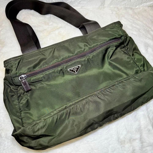 Sac fourre tout PRADA Prada nylon triangle logo plaque grande capacité