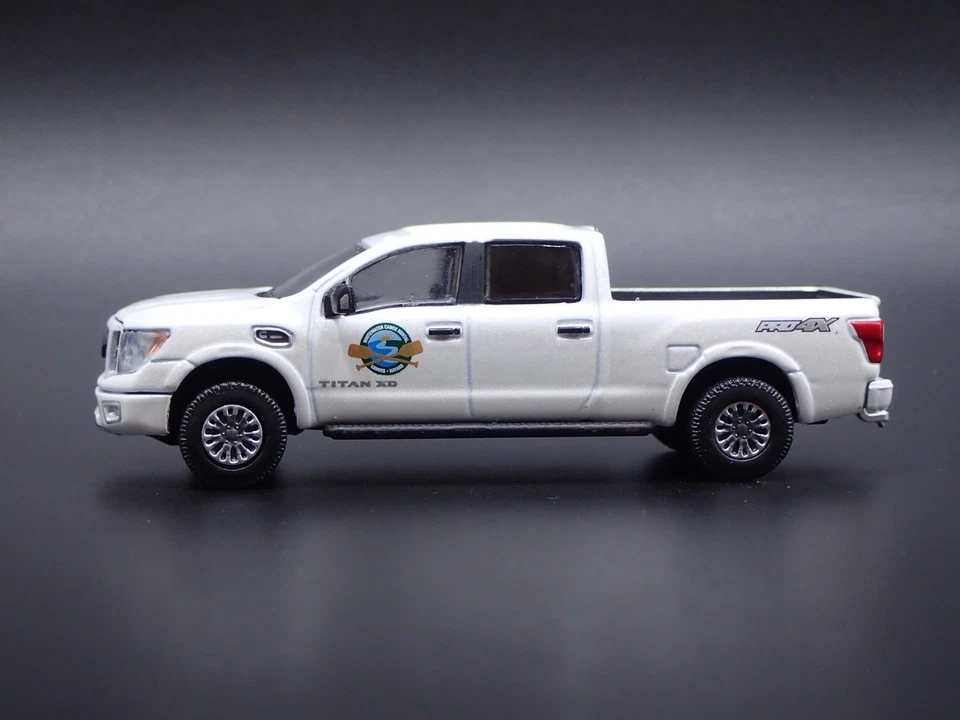2016-2024 Nissan Titan Xd PRO-4X Pick-Up Camion con Gancio 1:64 Modello Auto - Immagine 2 di 4