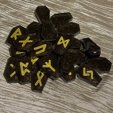 Pierres runiques en résine marron scintillante en forme de cercueil, Elder Futhark