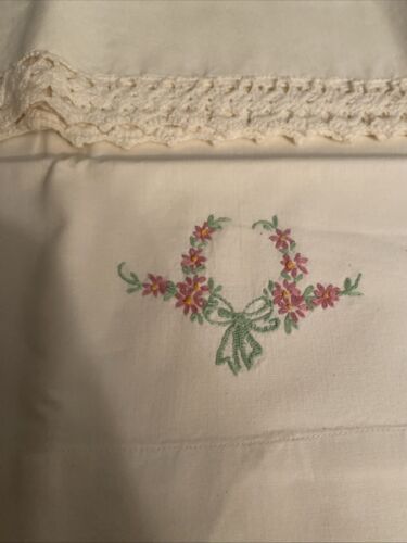 Vintage Kissenbezug Set handbestickt gehäkelt Blumenkranz - Bild 3 von 5
