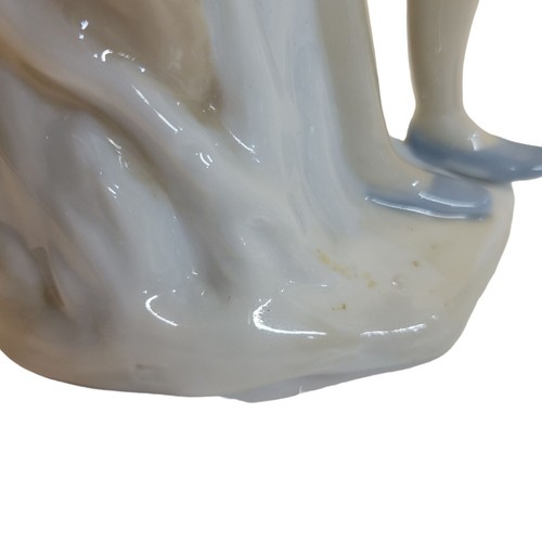 Early Nao Lladro Girl Figurine w/Egg Basket Holding Bird in Hand - Picture 8 of 13